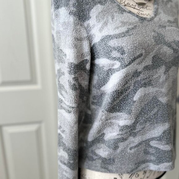 Cropped Fuzzy Army Grey & Green Camouflage Long-Sleeve Top & a top Strappy Back - Picture 5 of 6